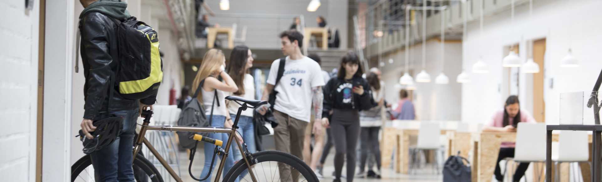 BAU, Centro Universitario de Artes y Diseño de Barcelona Master i audiovisuell innovasjon og interaktive miljøer