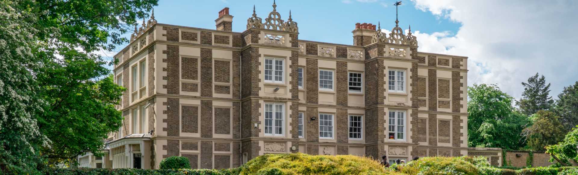 Rose Bruford College BA (Kepujian) dalam bidang Pelakon Muzik