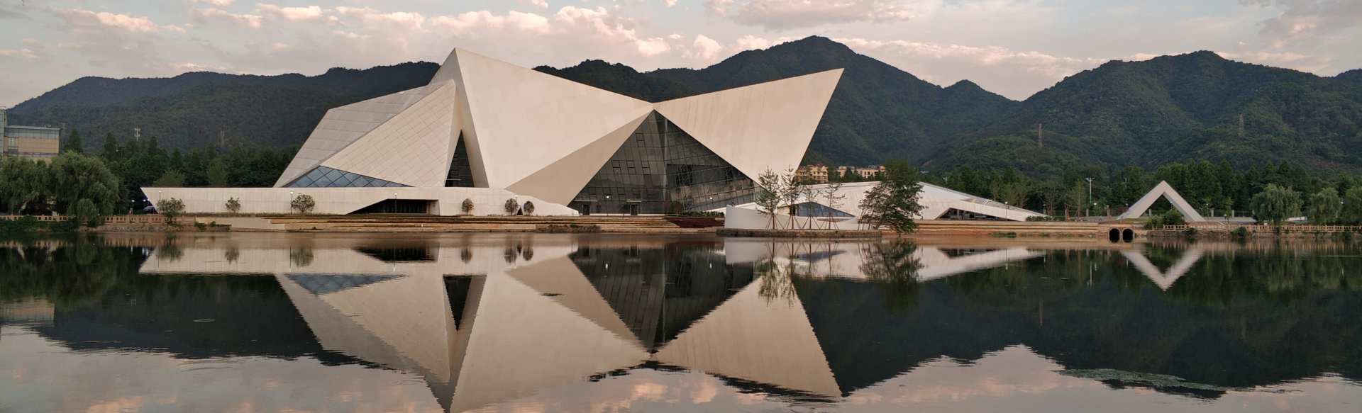 Zhejiang University of Science and Technology Licenciado en Economía y Comercio Internacional