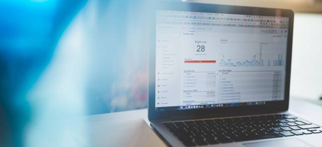 Laptop mit einer Analyse-Statistik auf dem Bildschirm, die die Entwicklung des dualen Studiums in Zahlen zeigt.