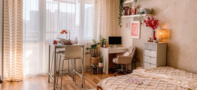 Gemütlich eingerichtetes Ein-Zimmer-Apartment mit Bett und Schreibtisch als Wohnung für Studierende.