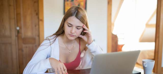 Studentin mit Fachabitur lernt am Laptop für ihr Studium.