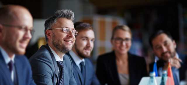 Wirtschaftspsychologe im Meeting mit Businesspartnern.