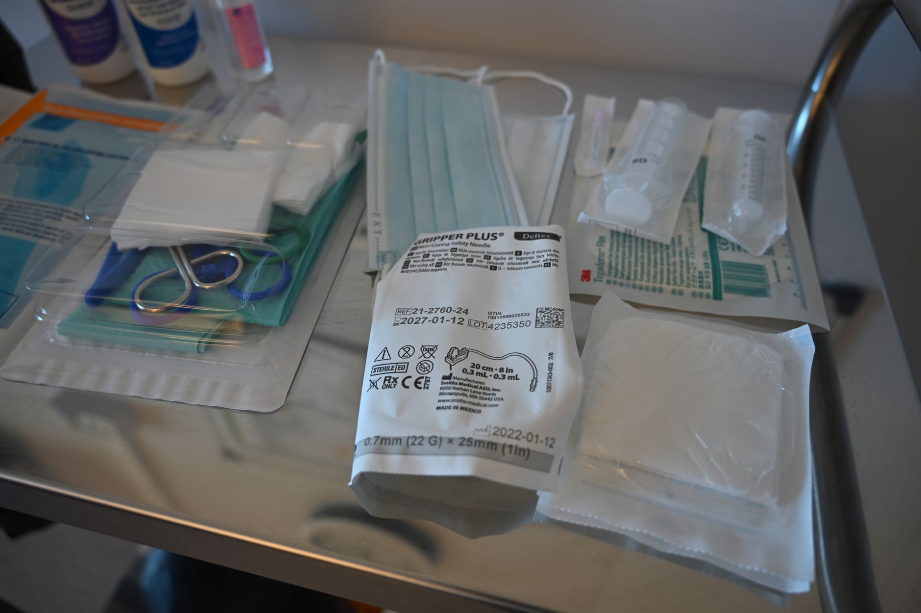 Steriles medizinisches Material liegt bereit auf einem Tablett und steht für den Berufsalltag, wenn man Pflege im Ausland studiert.