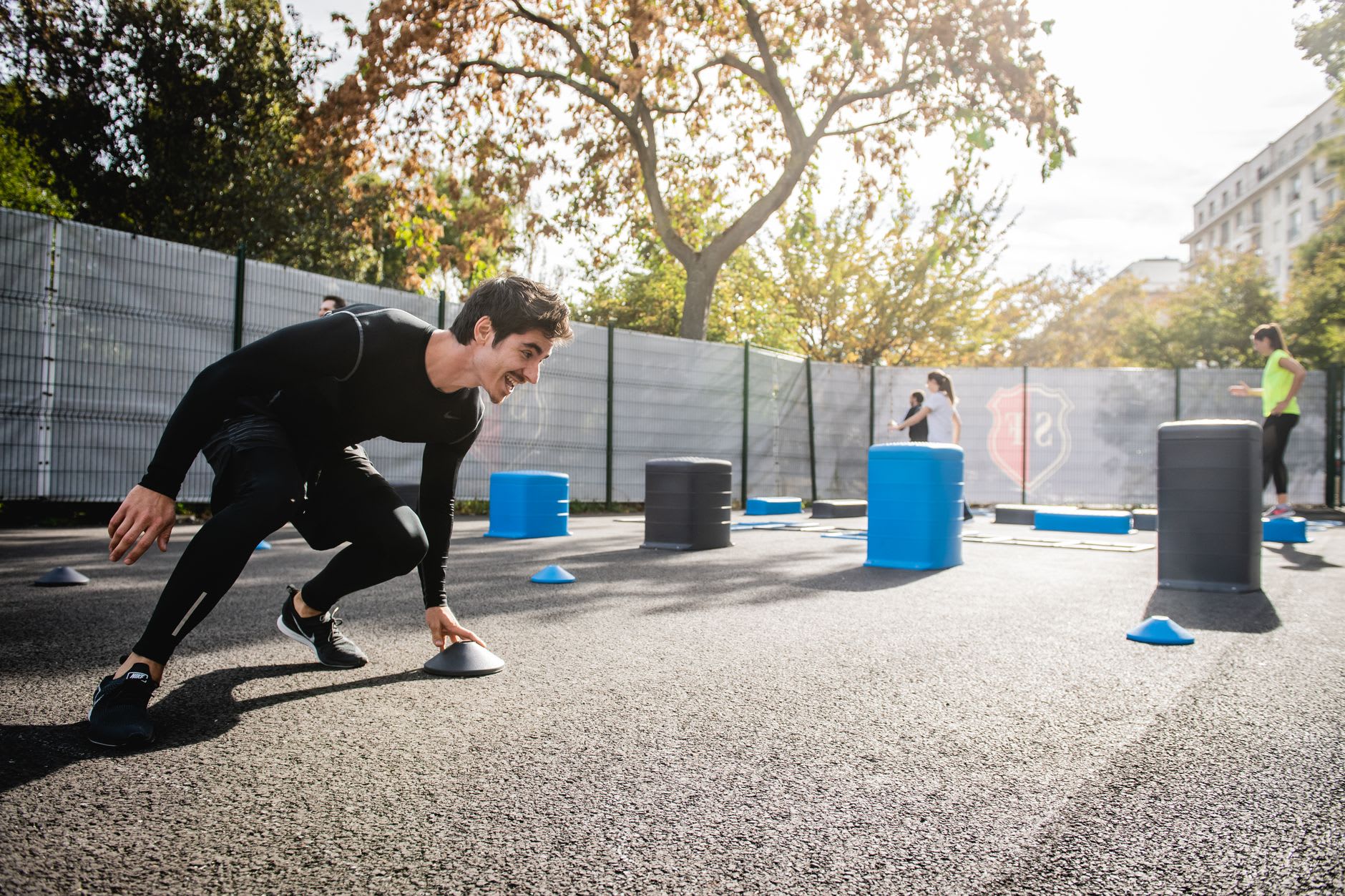 Ein Mann absolviert ein Agility-Training auf einem Sportplatz und zeigt, wie es ist, Sport im Ausland zu studieren.