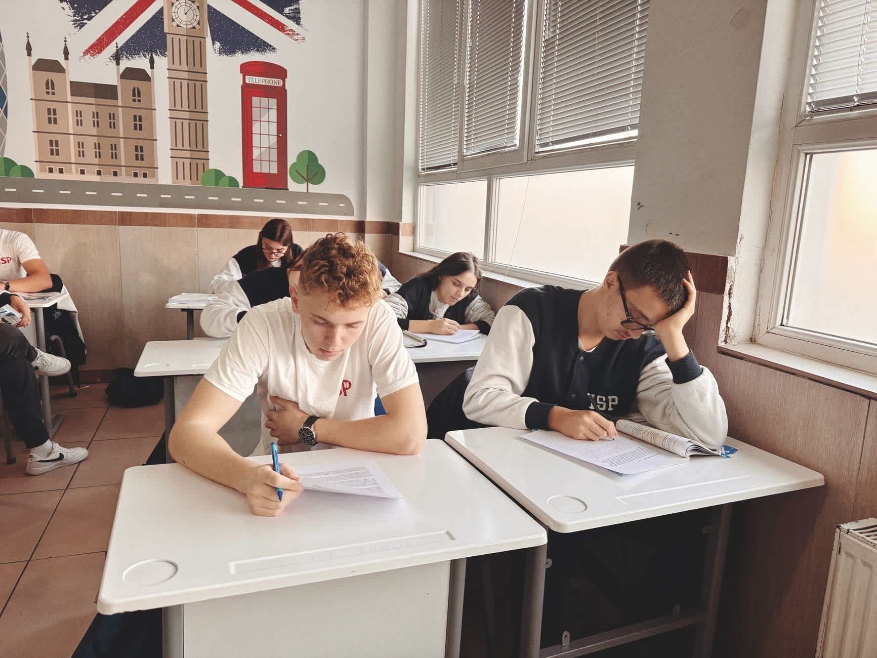 Schüler*innen schreiben eine Prüfung zur allgemeinen Hochschulreife.