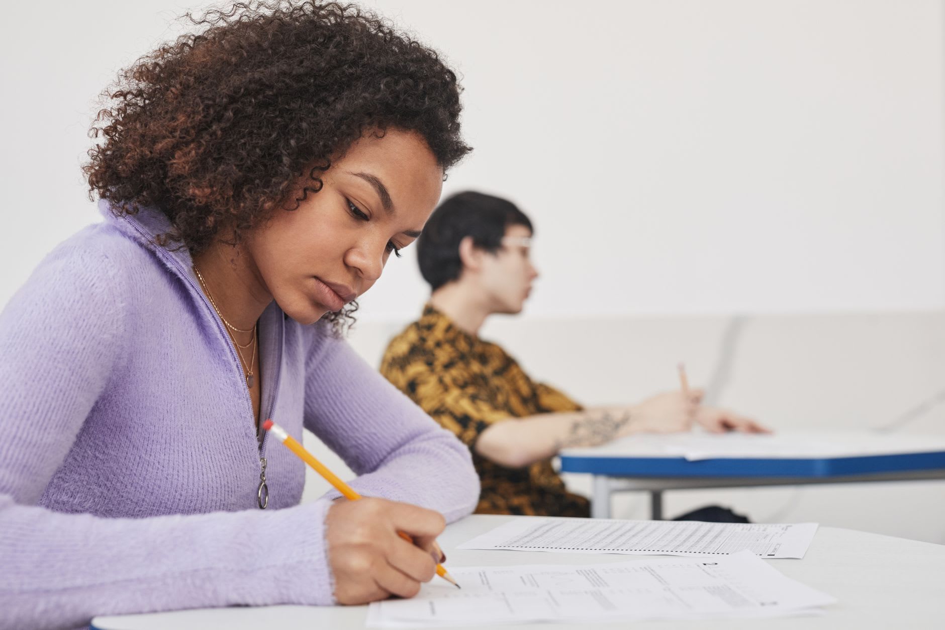 Studentin absolviert konzentriert einen Sprachtest für die Zulassung.