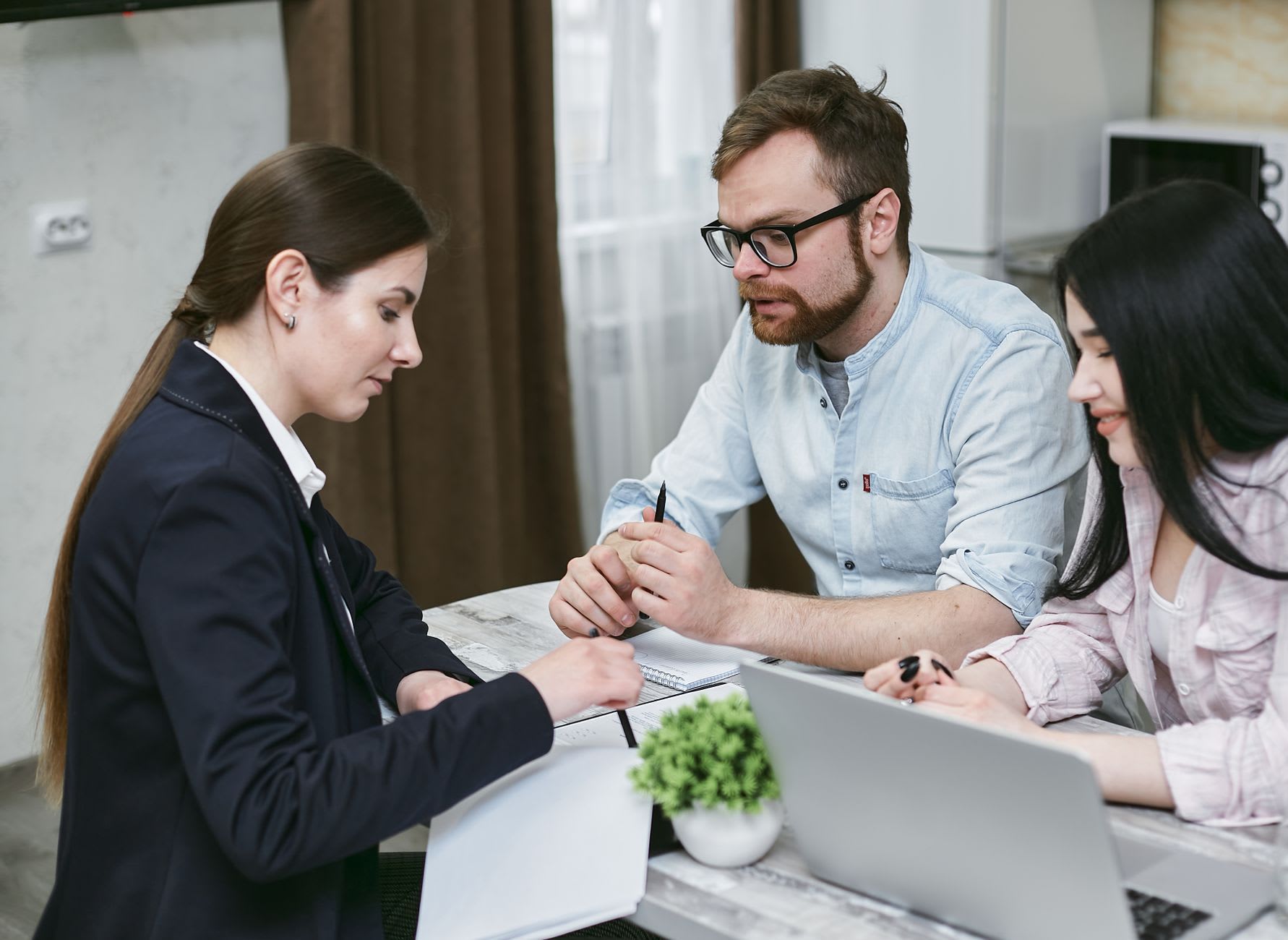 Studentin bespricht im Beratungsgespräch die Konditionen ihres Studienkredits.