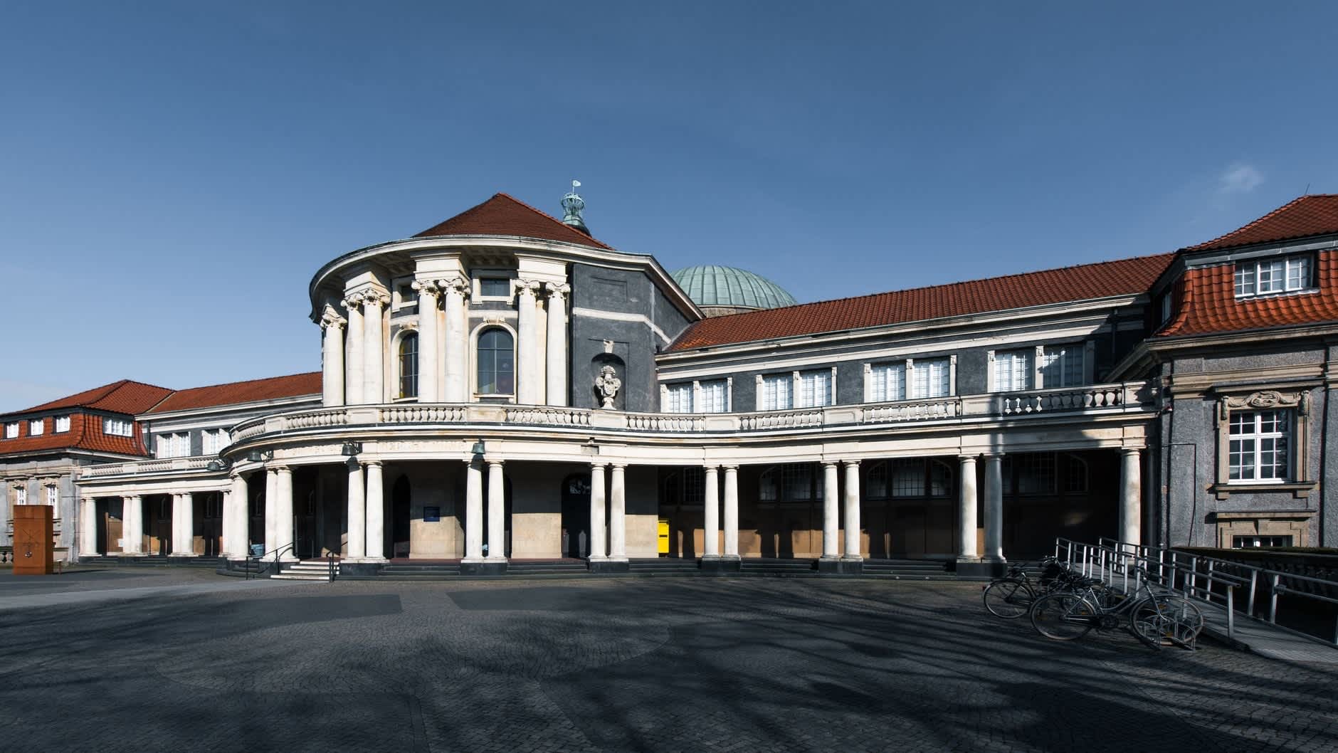 Historisches Universitätsgebäude als Beispiel für die Wahl zwischen Uni, FH oder Akademie.