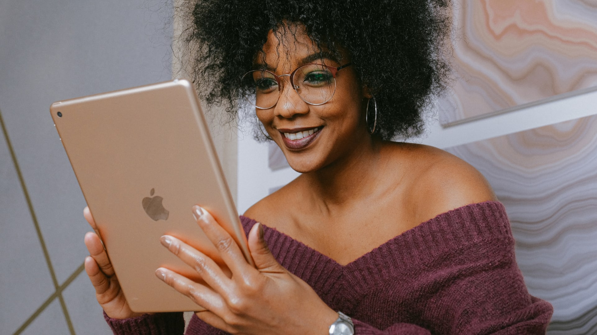 Bachelor's student using an iPad note taking app