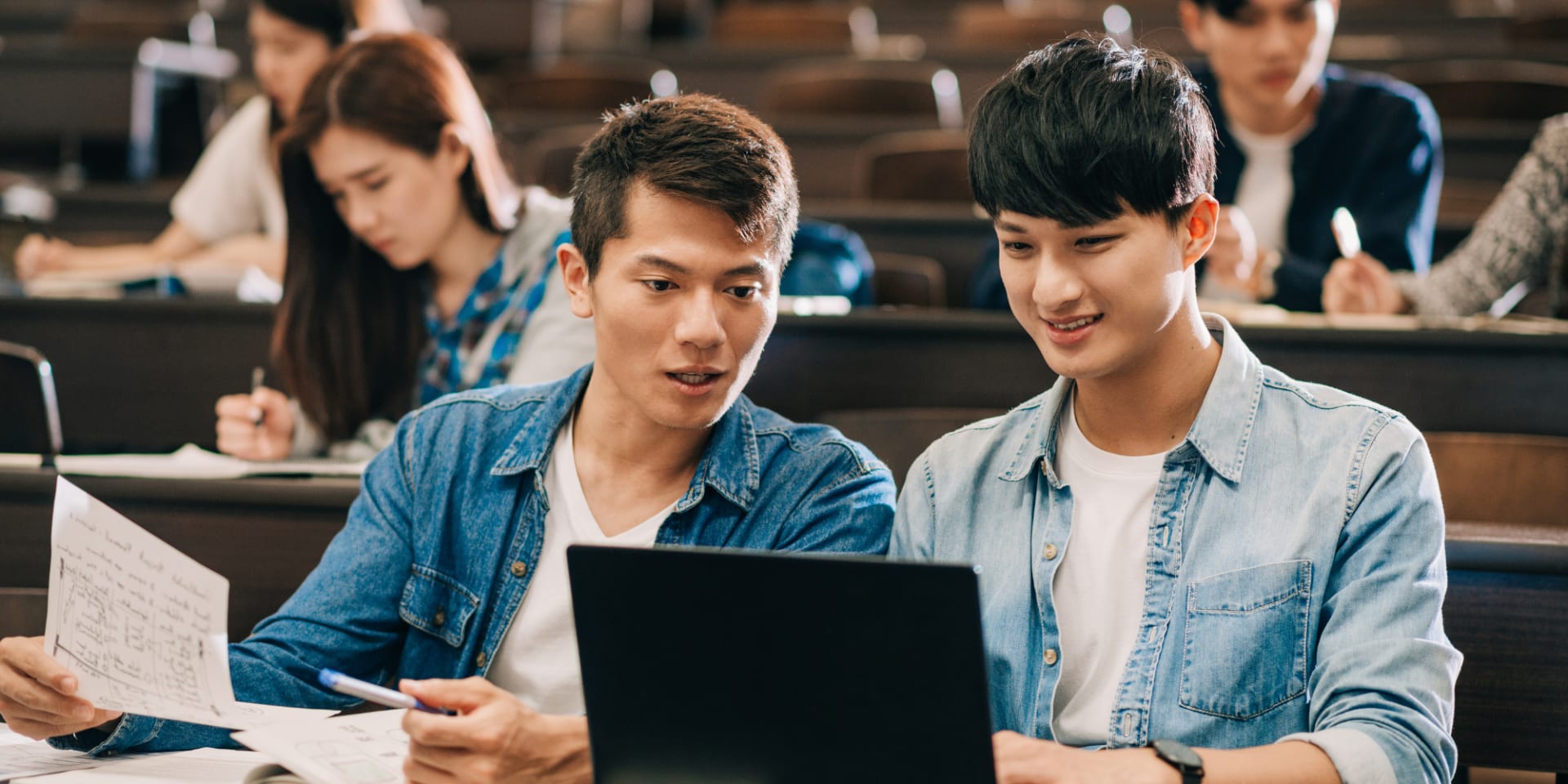 Two MBA students in a classroom