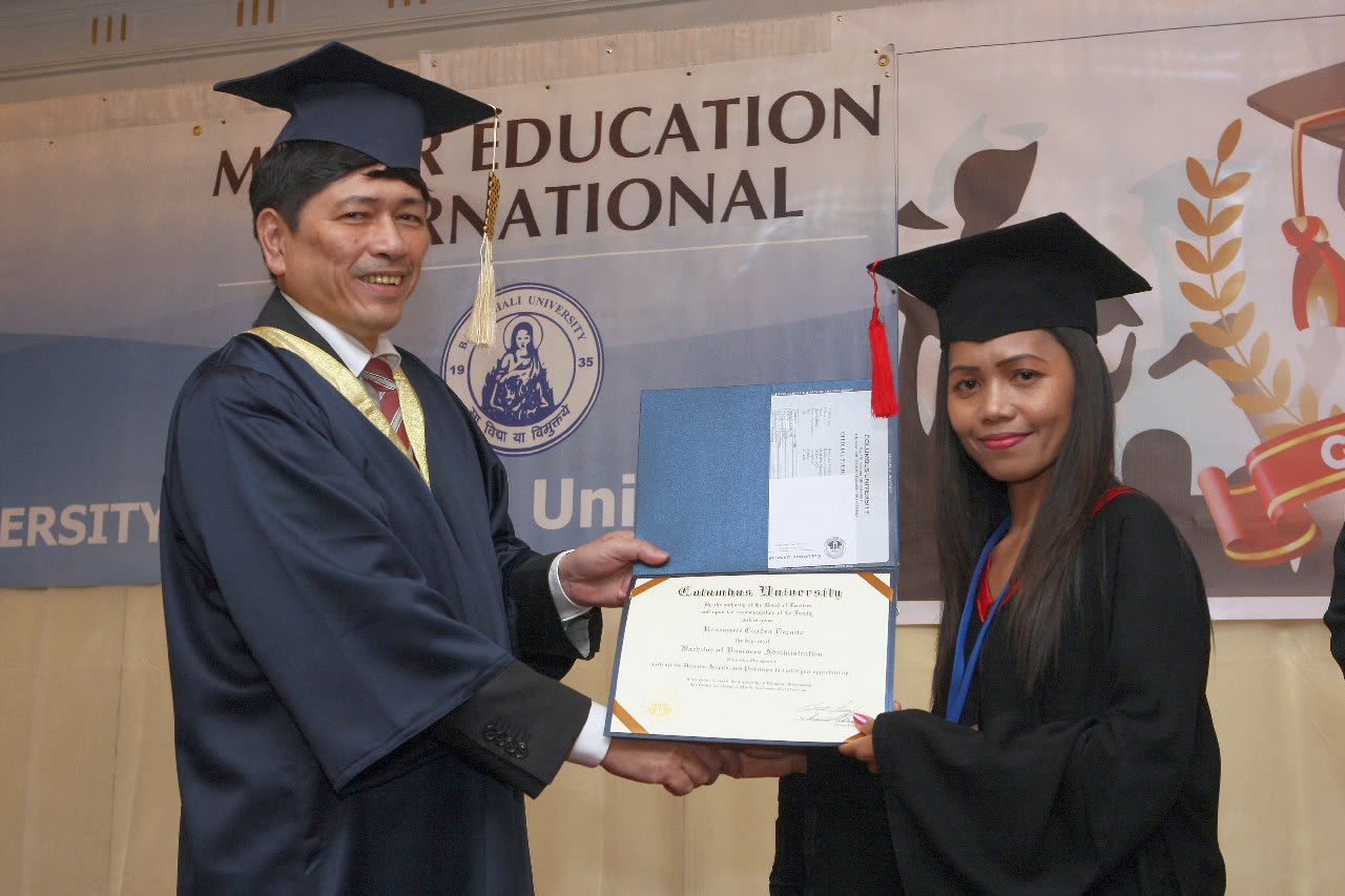 114825_DubaiGraduationCeremonyPic3.JPG