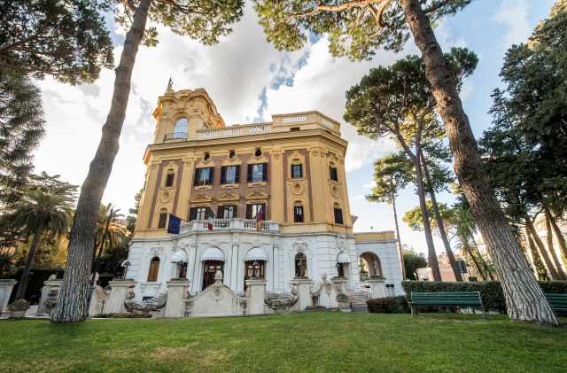 Cover photo for 政治学学士：哲学和经济学