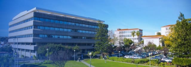 Cover photo for برنامج الماجستير التنفيذي في القانون التنظيمي والامتثال هو برنامج متطور مصمم للمحترفين الذين يسعون إلى تعميق خبرتهم في الأطر التنظيمية واستراتيجيات الامتثال للشركات. يتولى محترفو الامتثال - سواء كانوا يعملون في شركات المحاماة أو داخل الشركات أو داخل المنظ