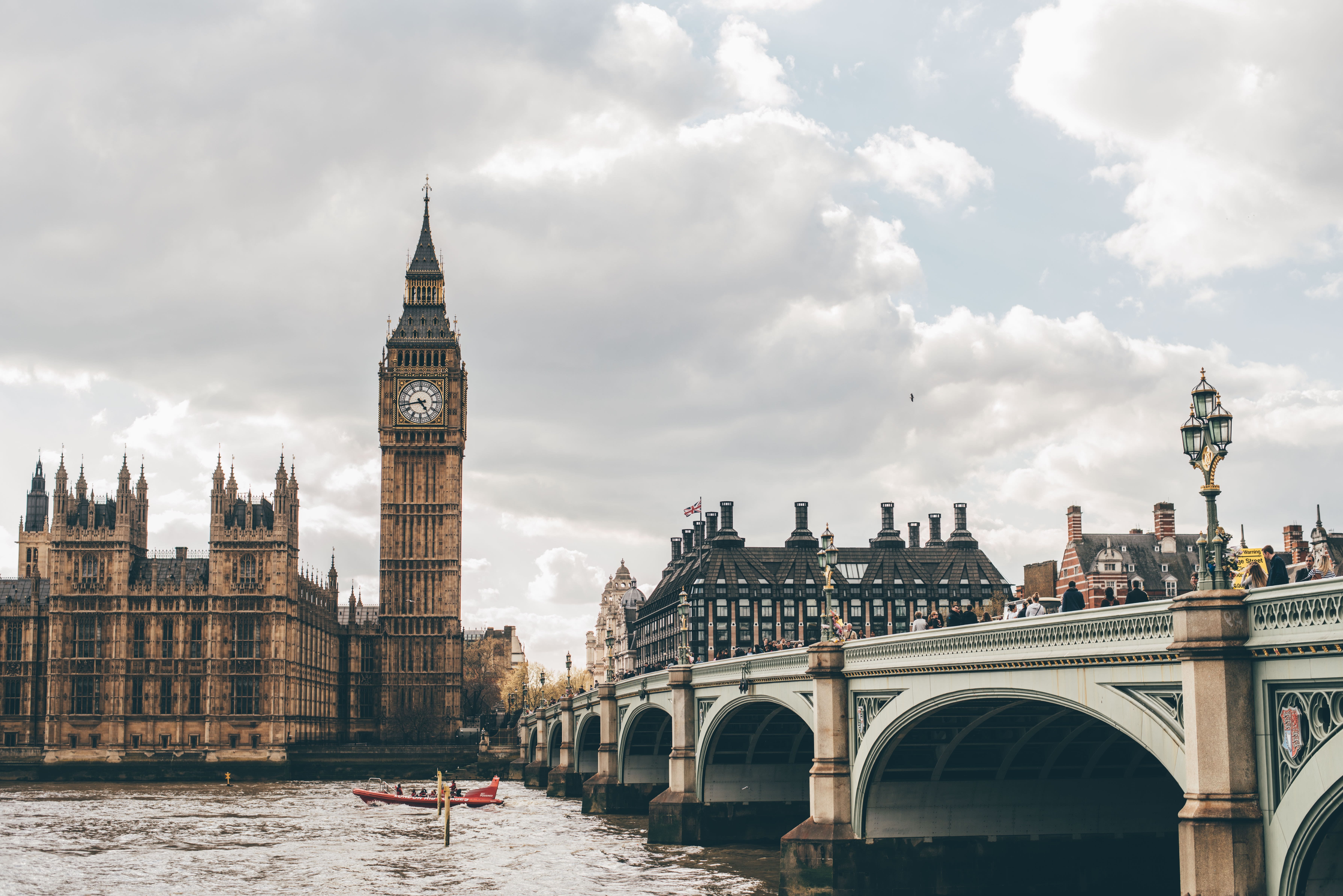 Столица лондона. Великобритания London. Биг Бен с Вестминстерского моста Эстетика. 2021 Великобритания Великобритания. Темза ниже Вестминстера.