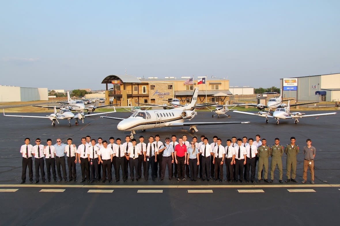 Aviation academy. Аэродром колледж США. Авиационная школа в Вашингтоне. Элитная Академия лётчиков в США. Ниш город американские летчики.