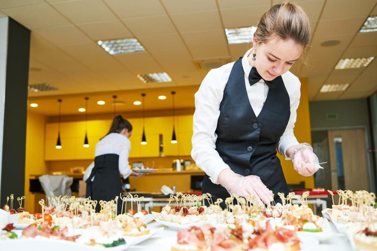 直接联系学校 - 比较 3 文凭 程式 在 餐饮服务管理 在 英国 2024