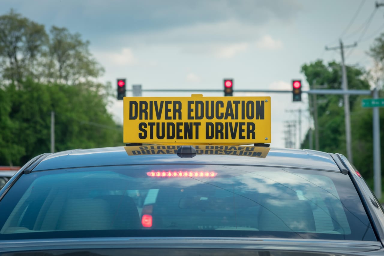 Contactar directamente con las escuelas - Comparar 2 Grados en Conducción de Vehículos de Motor 2023