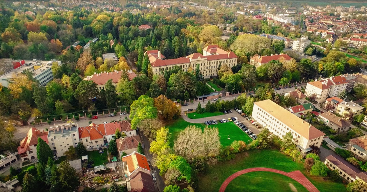 University of Sopron Licenciatura en Economía de Negocios Internacionales