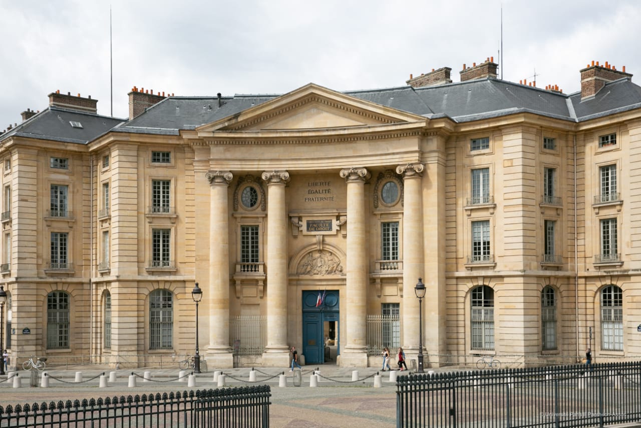 Université Paris-Panthéon-Assas بكالوريوس في القانون ، ليسانس الحقوق.