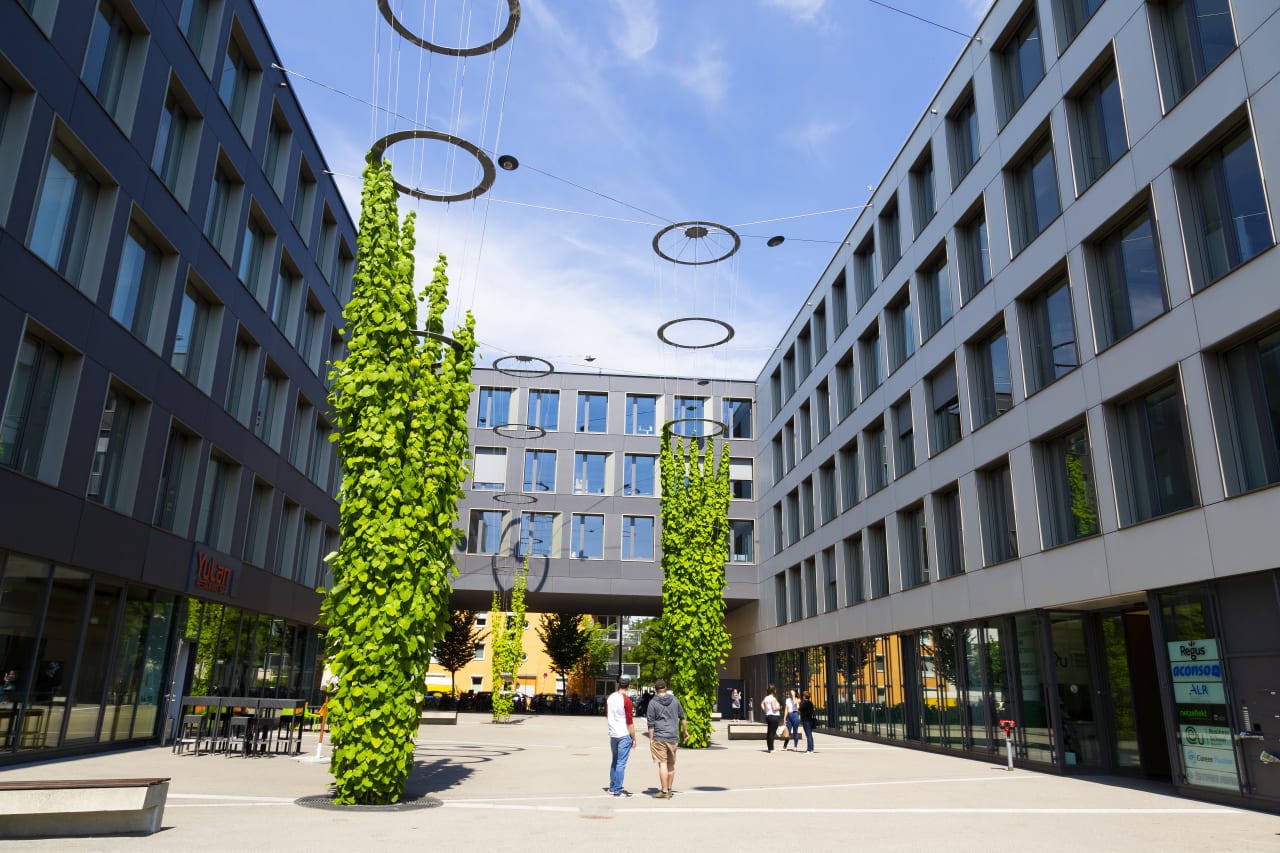 EU Business School BA (Hons) i Business (informationssystemer) i München