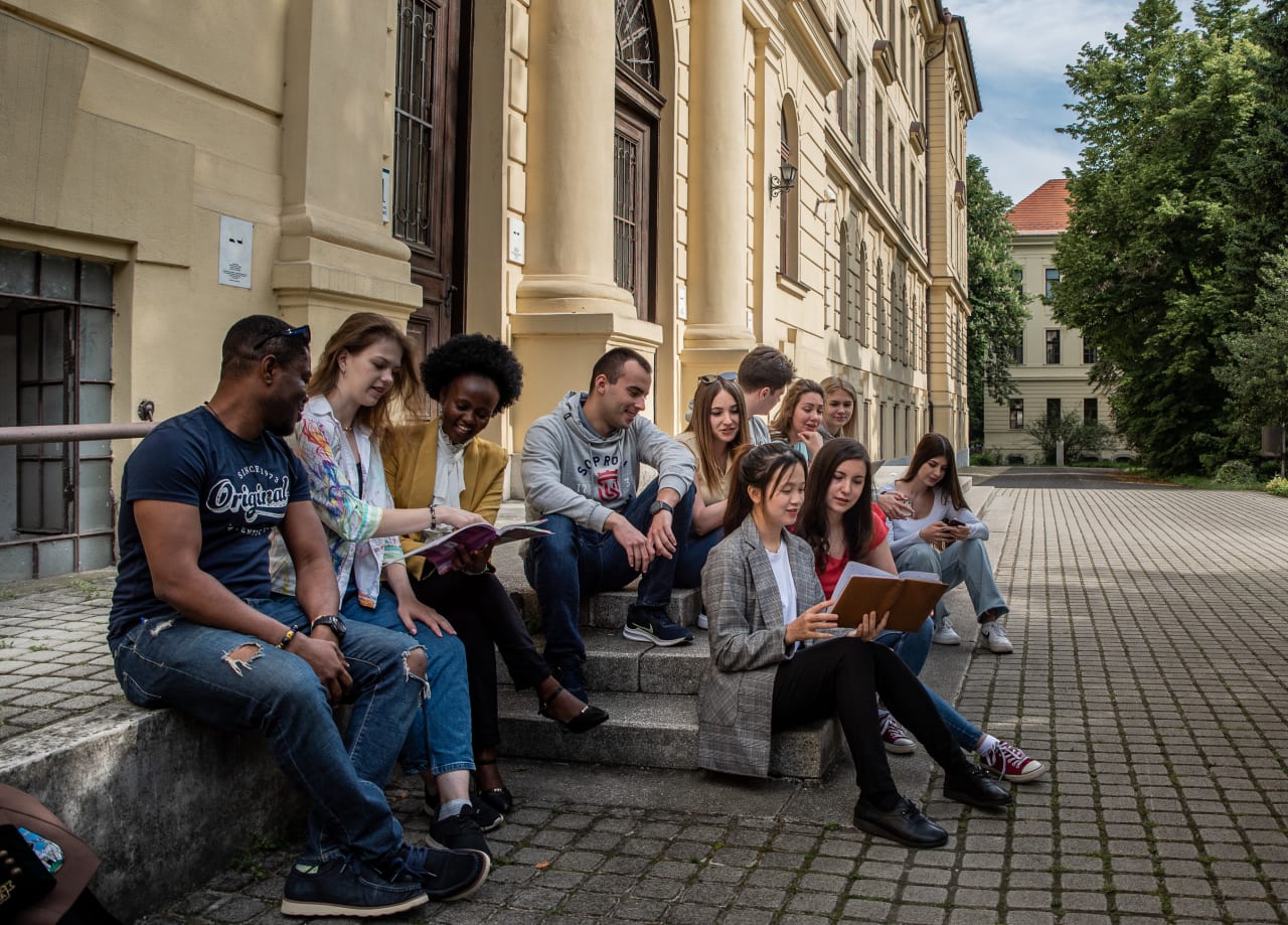 University of Sopron Maestría en Economía y Negocios Internacionales