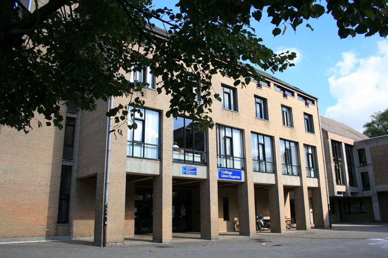 Economics School of Louvain Guru Besar setahun (60)