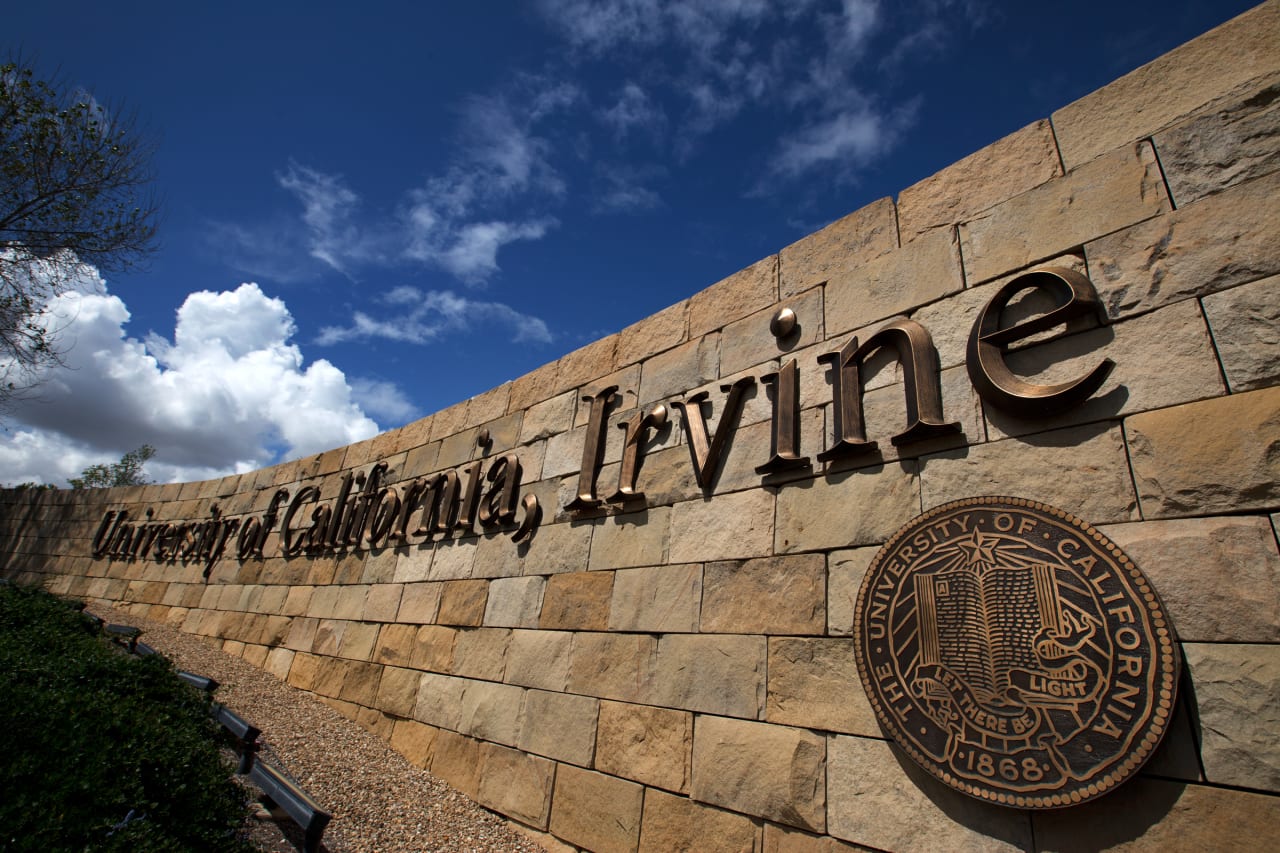 University of California, Irvine - Division of Continuing Education Kiirendatud sertifikaadiprogramm: inglise keele õpetamine võõrkeelena (TEFL)