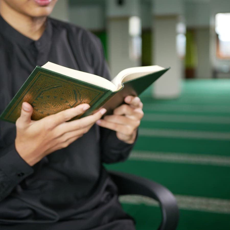 Man read al-quran