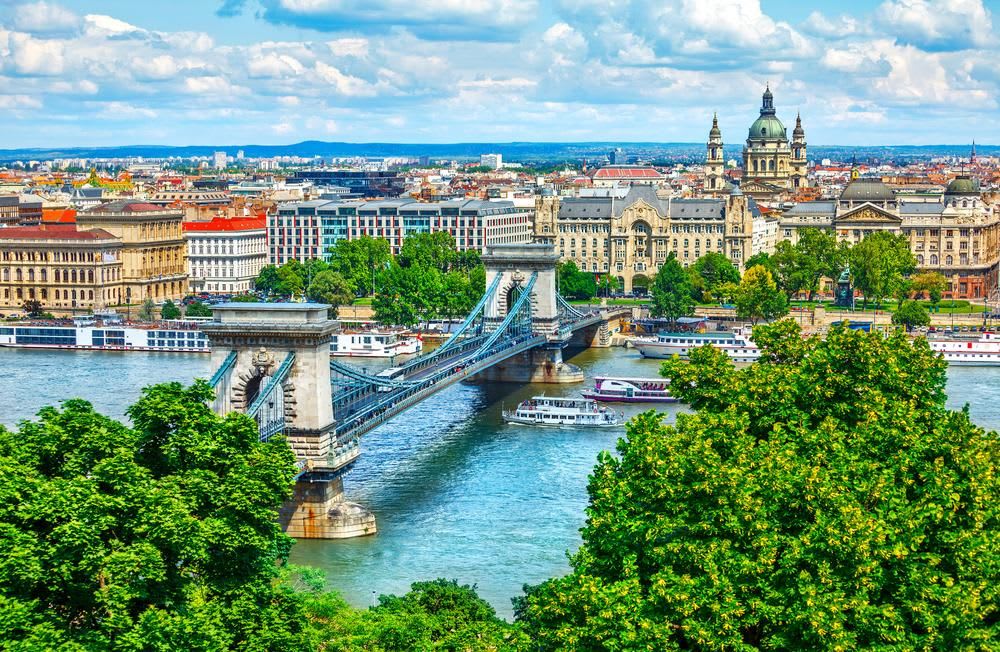 Puente de las cadenas sobre el río Danubio en la ciudad de Budapest. Hungría. Panorama del paisaje urbano con edificios antiguos y cúpulas de la ópera.