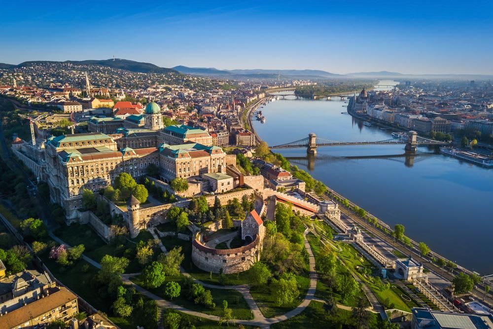 Budapest, Hungría - Hermosa vista aérea del Palacio Real del Castillo de Buda y Rondella Sur al atardecer con el Puente de las Cadenas Szechenyi sobre el río Danubio, la Iglesia de Matías y el Parlamento de Hungría