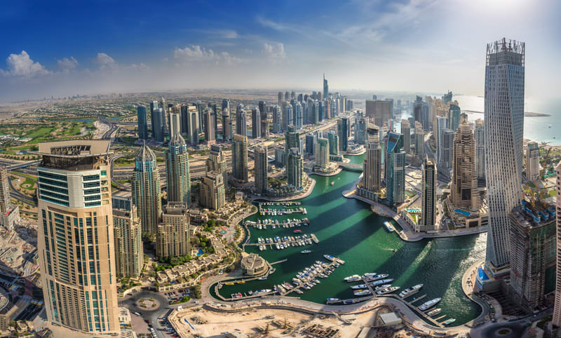 DUBAI, UAE - OKTOBER 10: Modern buildings in Dubai Marina, Dubai, UAE. In the city of artificial channel length of 3 kilometers along the Persian Gulf, taken on 10 Oktober 2014 in Dubai.