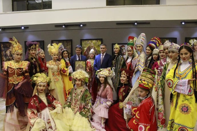 Uzbekistani people in costume