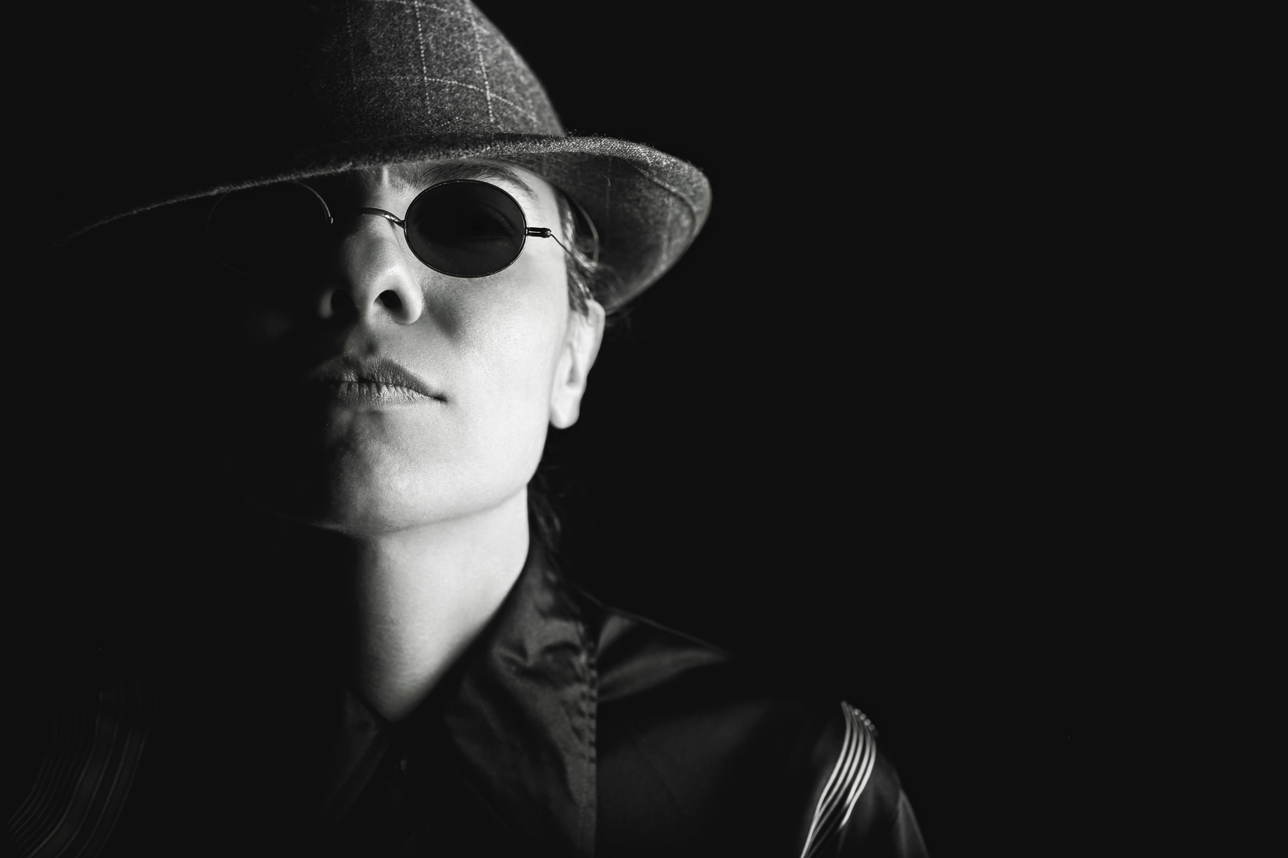 133053_person-sunglasses-dark-hat.jpg