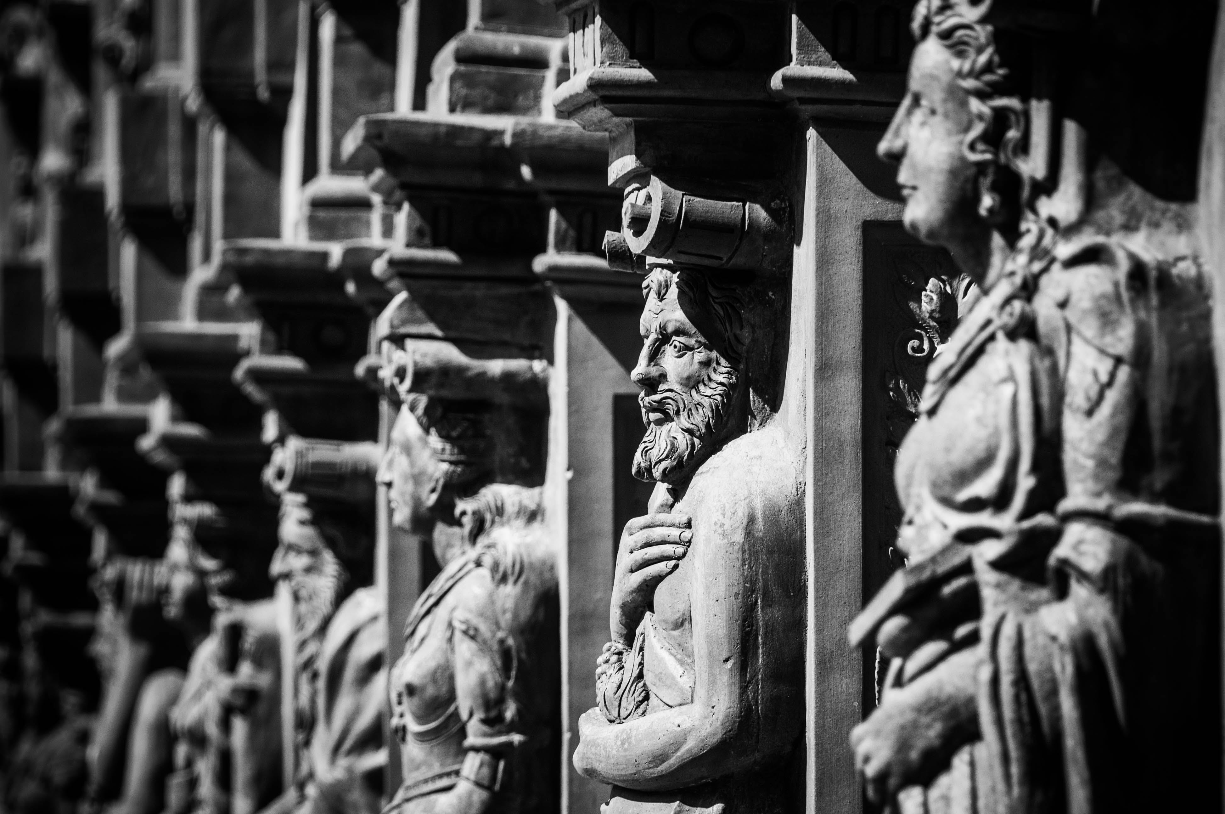 151720_renaissance-schallaburg-figures-facade.jpg
