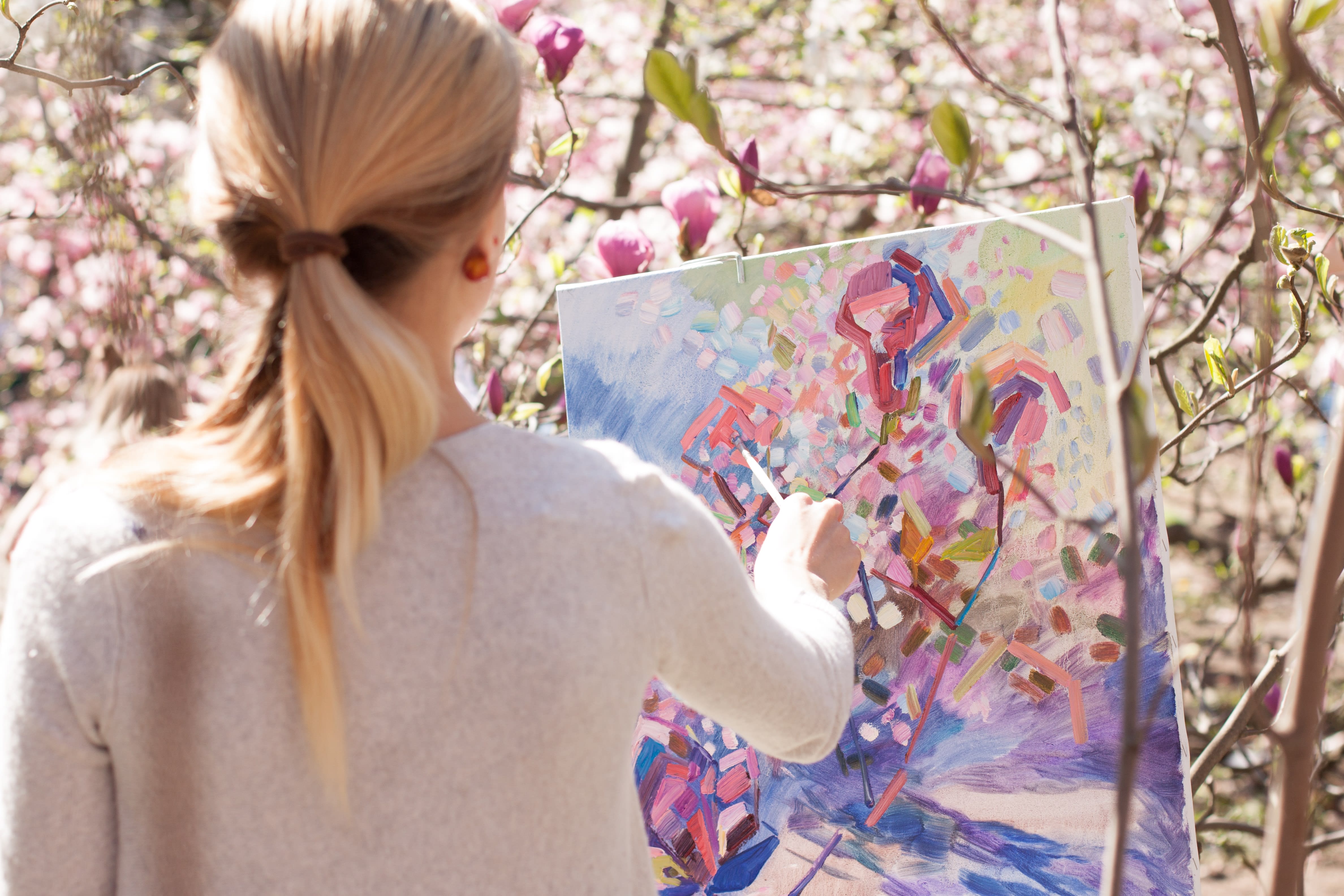 Painter in the botanical garden. Magnolia It would be nice if you can support my Instagram https://www.instagram.com/tanywu4ka/ @tanywu4ka
