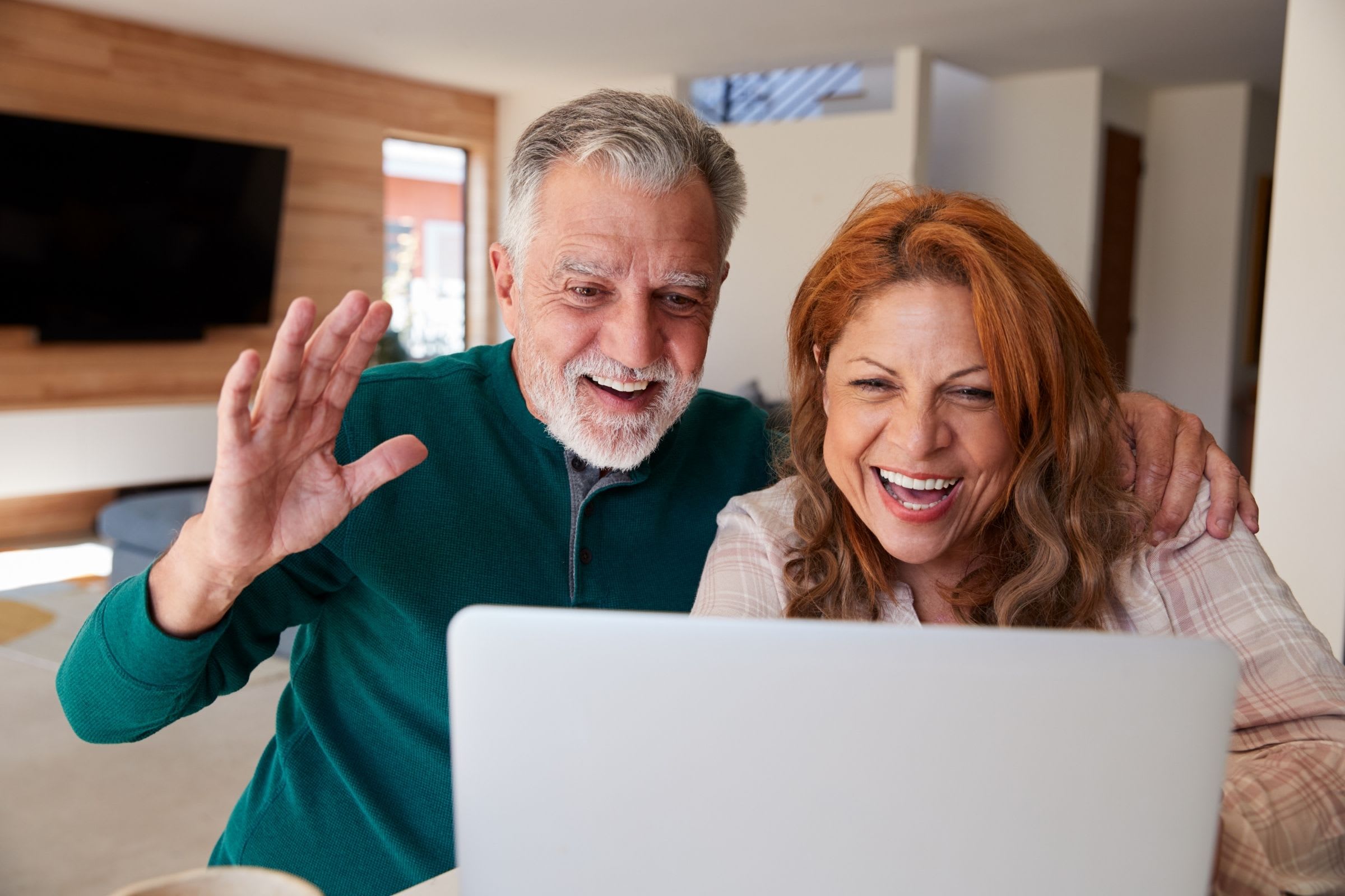 168333_CoupleWavingatLaptop.jpg