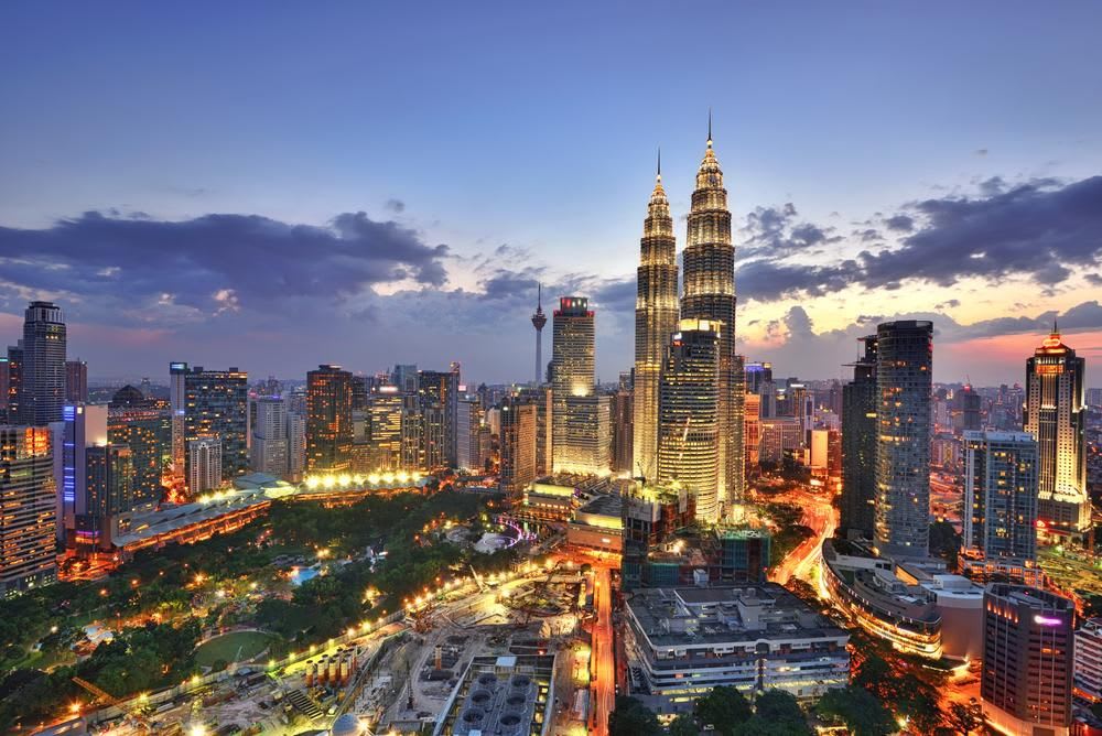 Vackert landskap i Kuala Lumpurs centrum med solnedgångshimmelbakgrund.