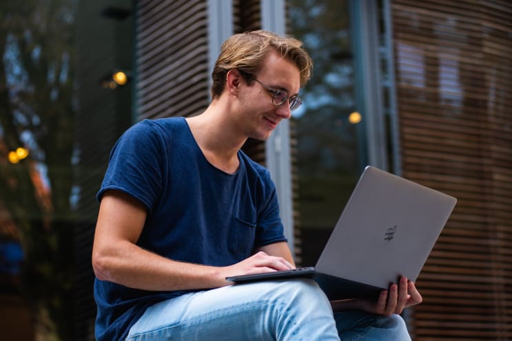 128621_rsz_selective-focus-photo-of-man-using-laptop-1438081.jpg