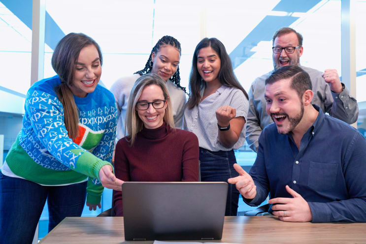 Festa do escritório de férias festivas em #WindowsUglySweater Softwear por @Windows Festa do escritório de férias festivas em #WindowsUglySweater Softwear por @Windows